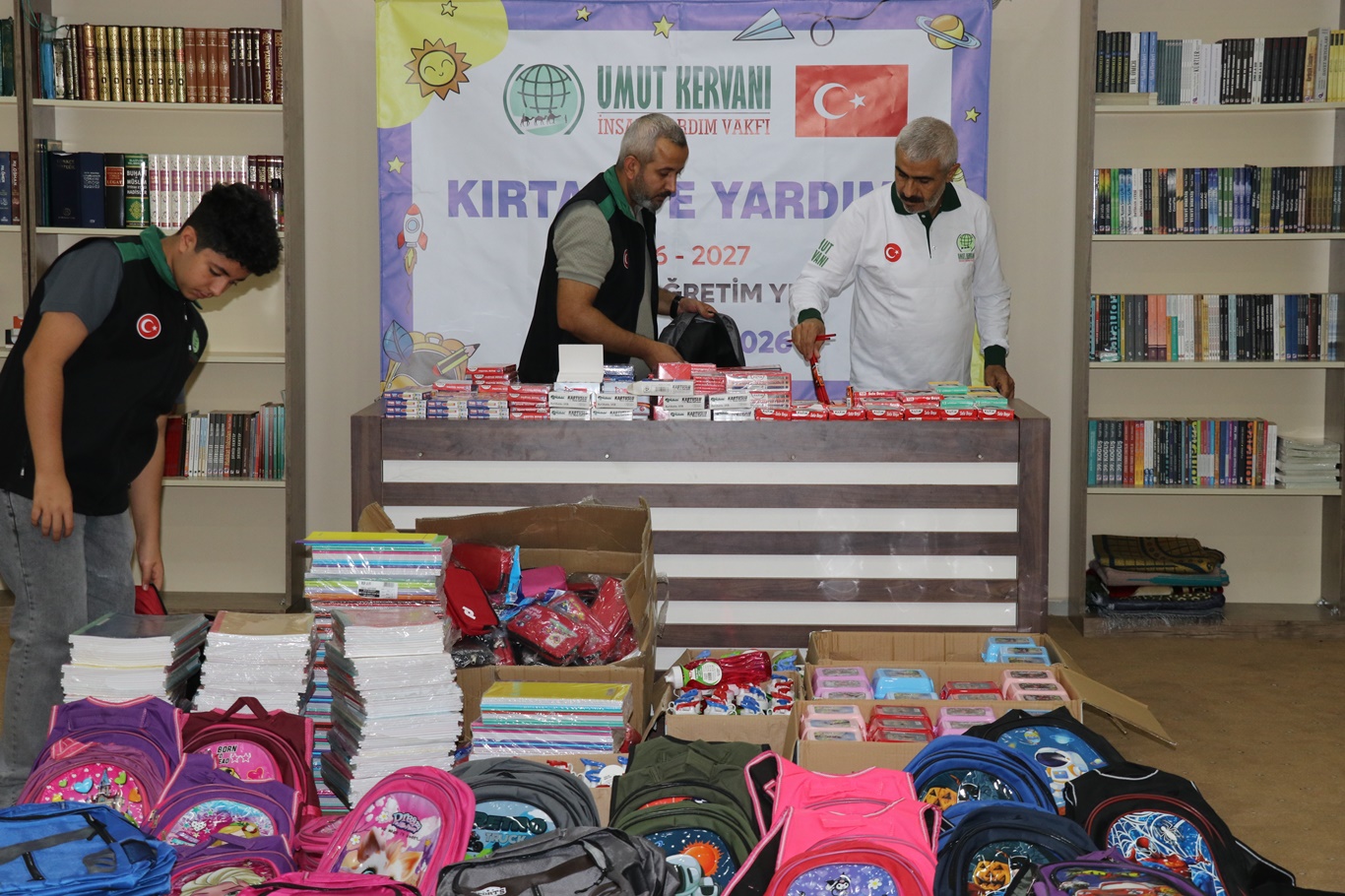 Umut Kervanı Ankara'dan 100 öğrenciye kırtasiye desteği