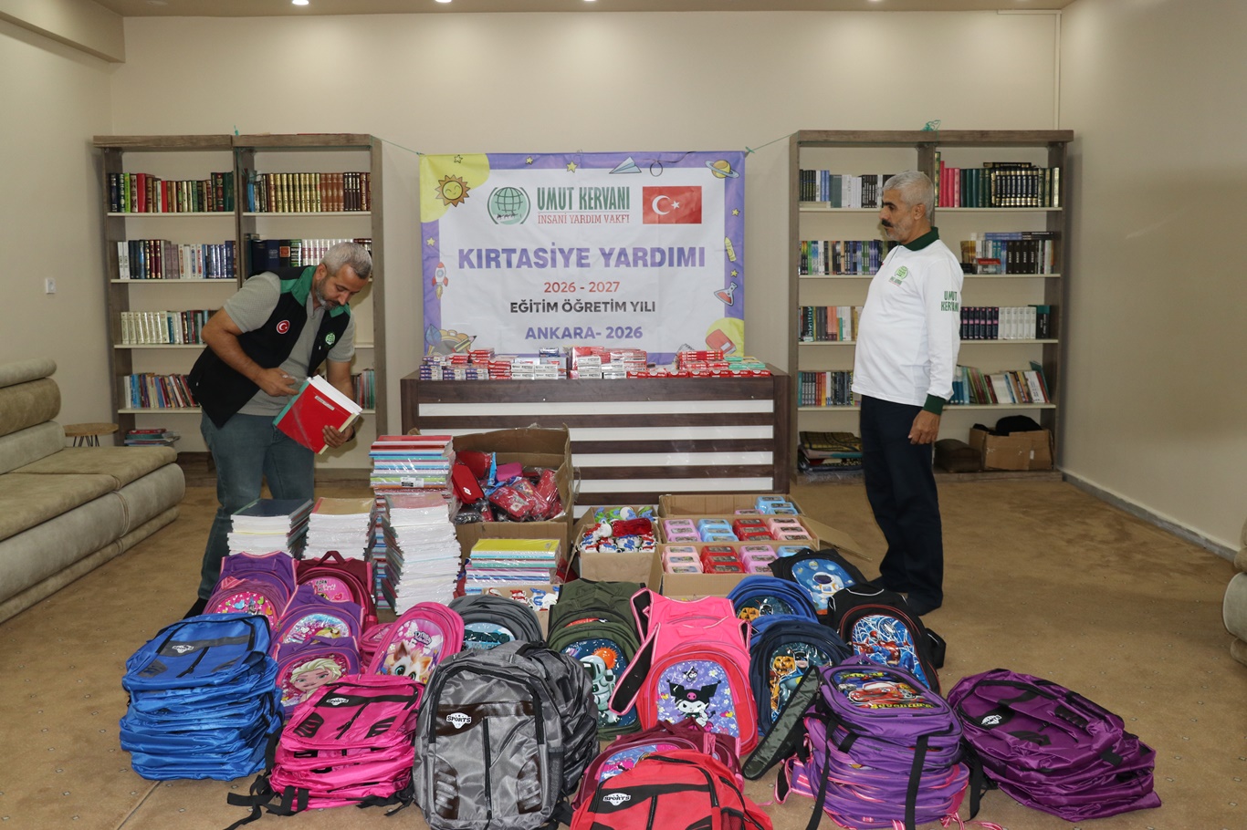 Umut Kervanı Ankara'dan 100 öğrenciye kırtasiye desteği