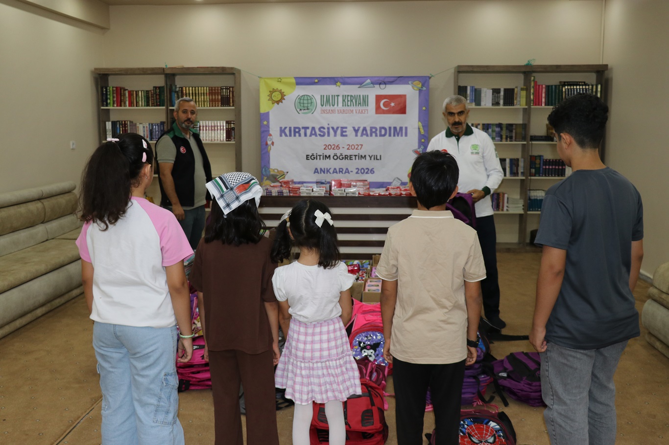 Umut Kervanı Ankara'dan 100 öğrenciye kırtasiye desteği