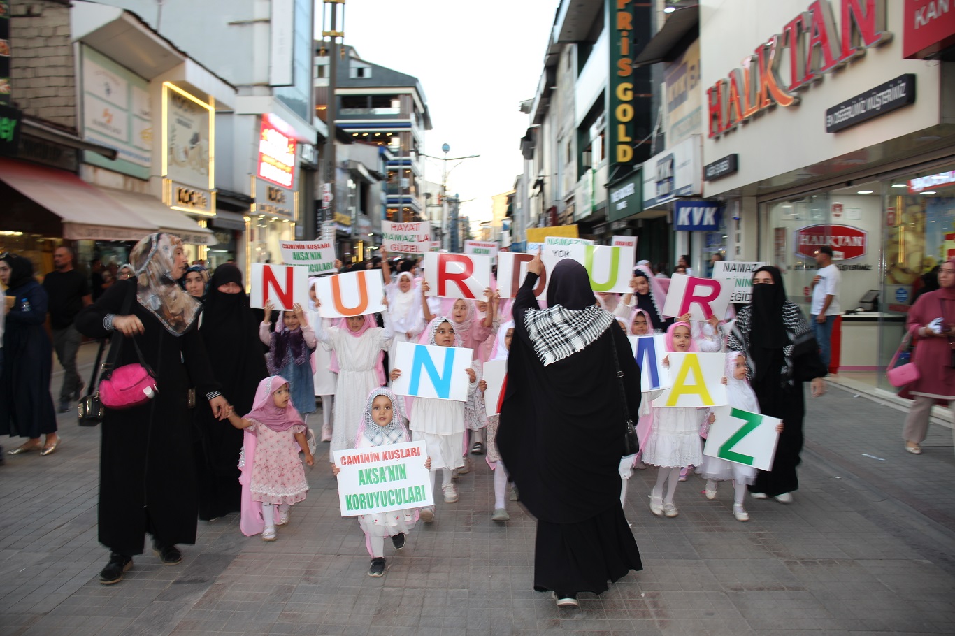 Ağrı’da yüzlerce çocuk "Hayat Namazla Güzeldir" etkinliğine katıldı