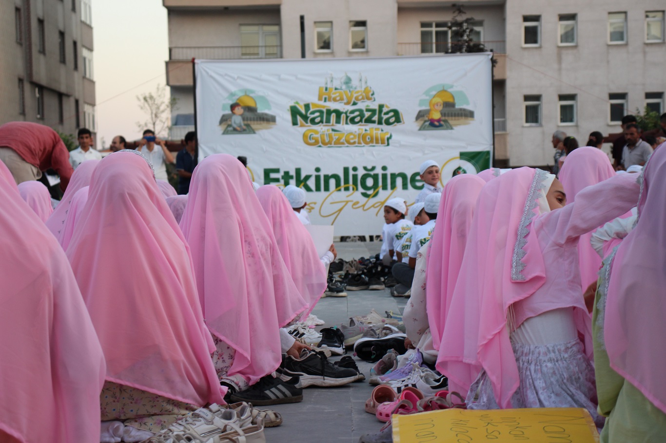 Ağrı’da yüzlerce çocuk "Hayat Namazla Güzeldir" etkinliğine katıldı