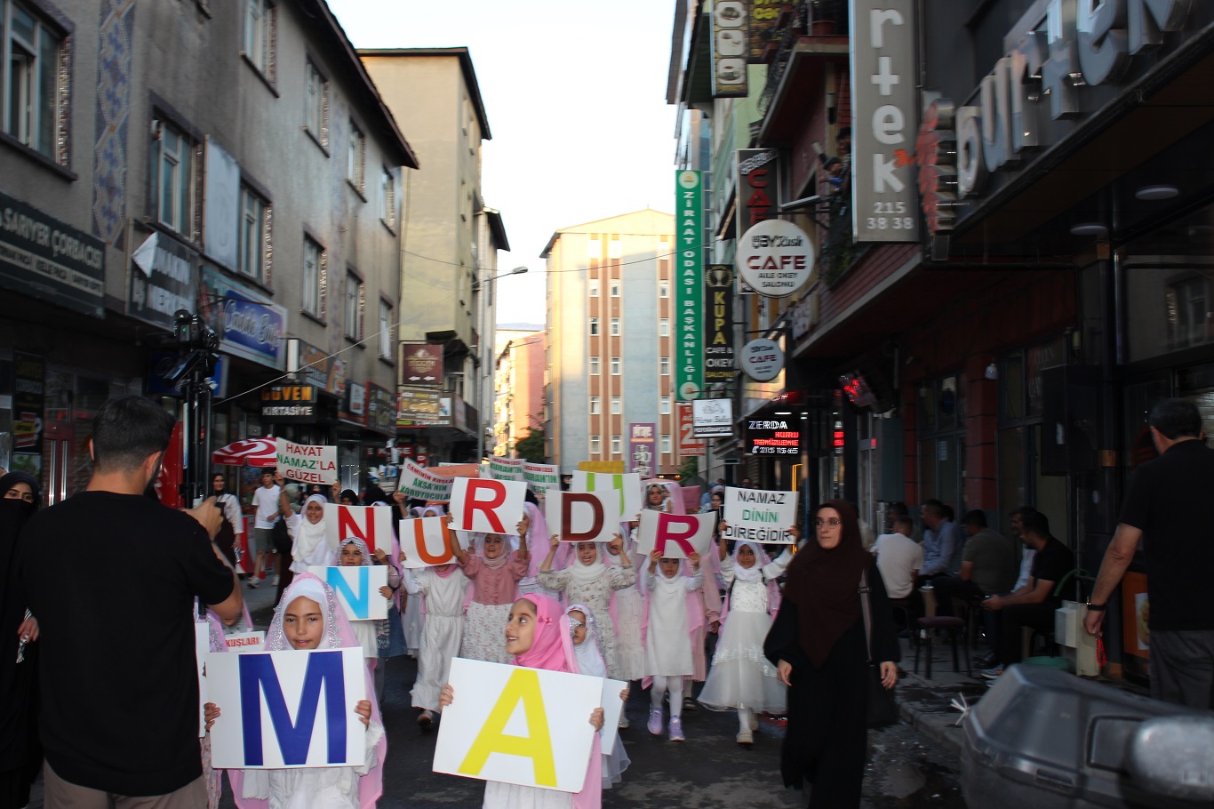 Ağrı’da yüzlerce çocuk "Hayat Namazla Güzeldir" etkinliğine katıldı