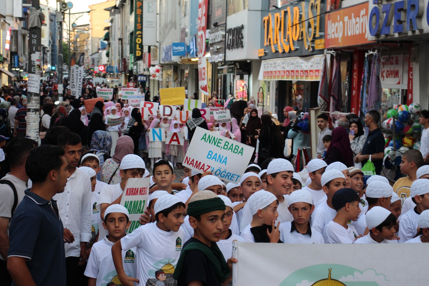 Ağrı’da yüzlerce çocuk "Hayat Namazla Güzeldir" etkinliğine katıldı