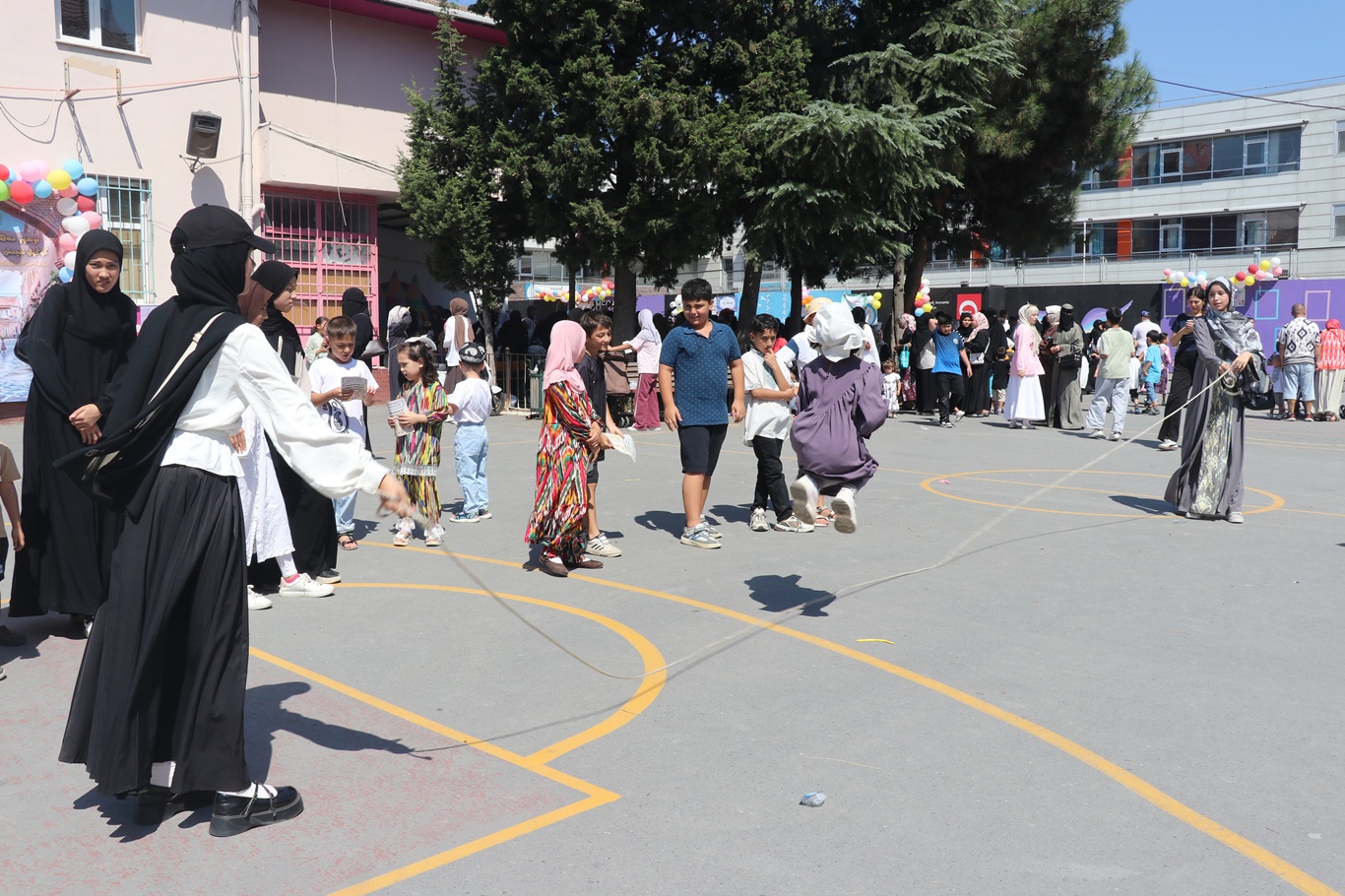"3. Uygur Sokak Oyunları Şenliği" binlerce çocuğun katılımıyla gerçekleşti