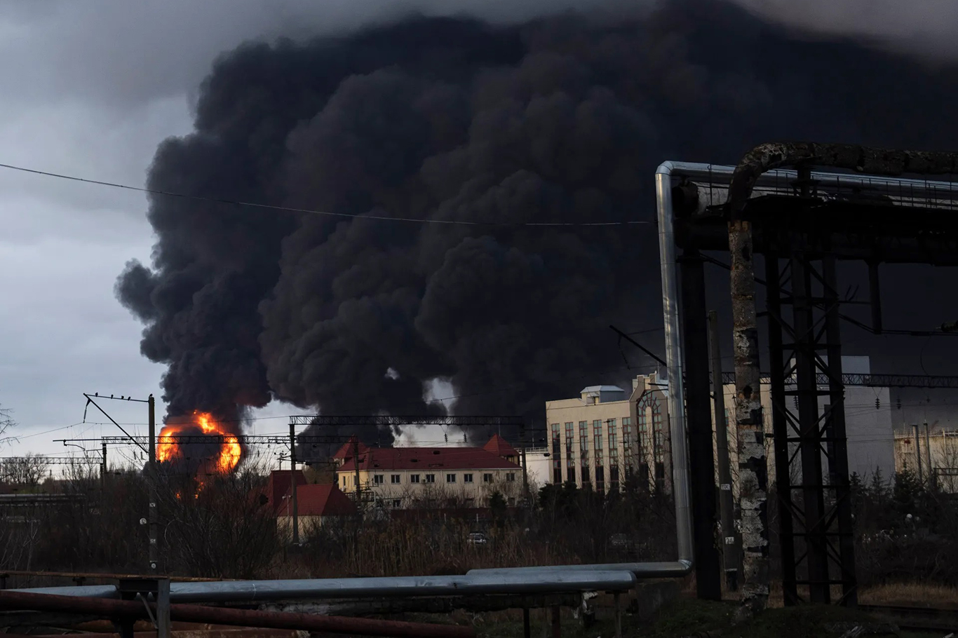 Rus ordusu Odessa Bölgesi’ndeki Yujnıy limanında beş akaryakıt depolama tankını vurdu