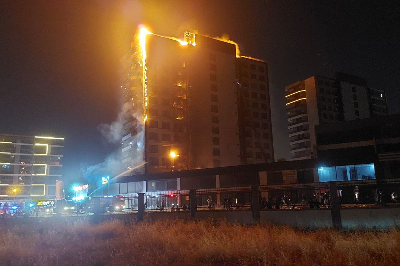 Diyarbakır’da plazada yangını: İtfaiyenin müdahalesi devam ediyor