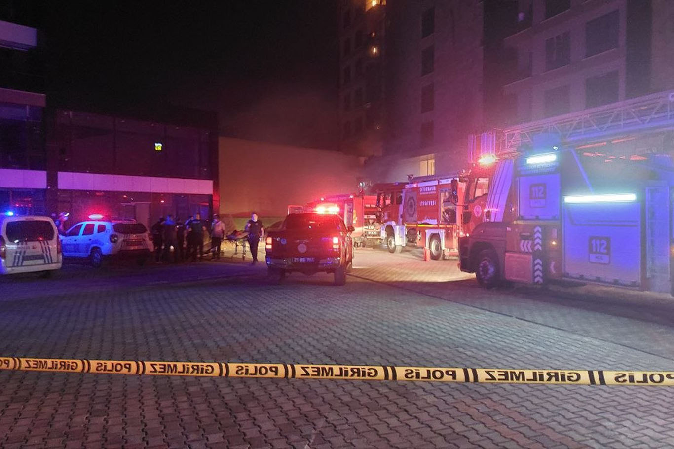 Diyarbakır Valisi Zorluoğlu: 3'ü itfaiye eri, 2 bina sakini olmak üzere 5 kişi yangından etkilendi
