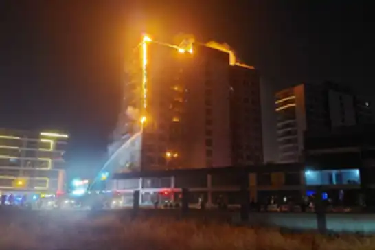 Diyarbakır Valisi Zorluoğlu: 3'ü itfaiye eri, 2 bina sakini olmak üzere 5 kişi yangından etkilendi