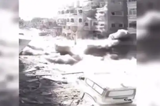 غزة.. مشاهد توثق استهداف سيارات إسعاف خلال العدوان الصهيوني