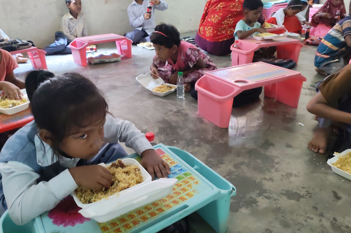 Yetimler Vakfı Bangladeş'te Mevlid Kandili'nde yetim ve ihtiyaç sahiplerine yemek dağıttı