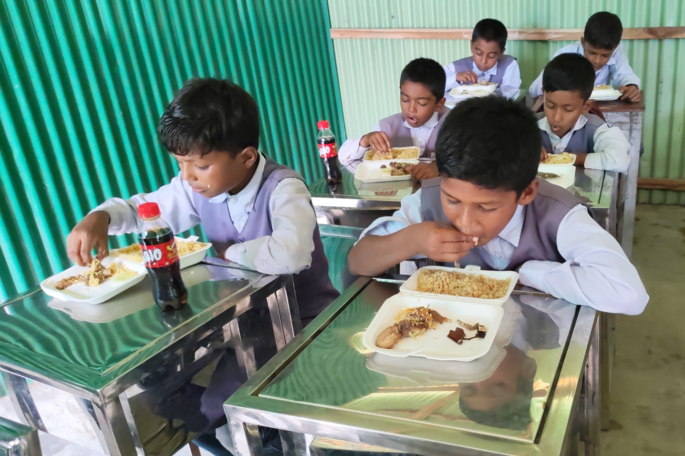 Yetimler Vakfı Bangladeş'te Mevlid Kandili'nde yetim ve ihtiyaç sahiplerine yemek dağıttı