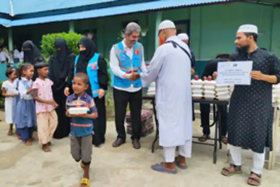 Yetimler Vakfı Bangladeş'te Mevlid Kandili'nde yetim ve ihtiyaç sahiplerine yemek dağıttı