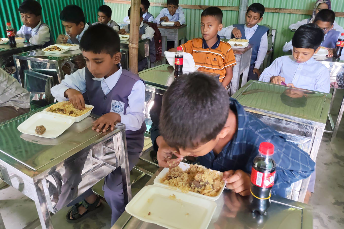 Yetimler Vakfı Bangladeş'te Mevlid Kandili'nde yetim ve ihtiyaç sahiplerine yemek dağıttı