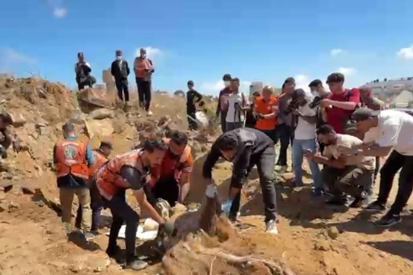 بعد نحو 3 أعوام.. انتشال جثامين 9 شهداء من تحت أنقاض منزل في حي الزيتون