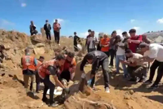 بعد نحو 3 أعوام.. انتشال جثامين 9 شهداء من تحت أنقاض منزل في حي الزيتون