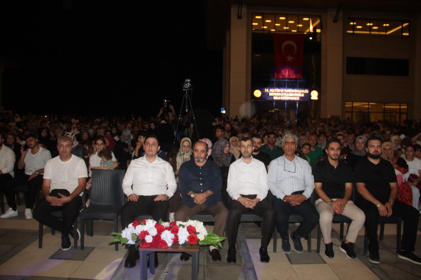 Yazar Demirbağ: Biz ona benzemek, sünnetine uymak için zorlanırız