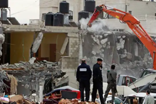 الاحتلال يستمر بهدم ممتلكات الفلسطينيين في كفر عقب وجنوب نابلس