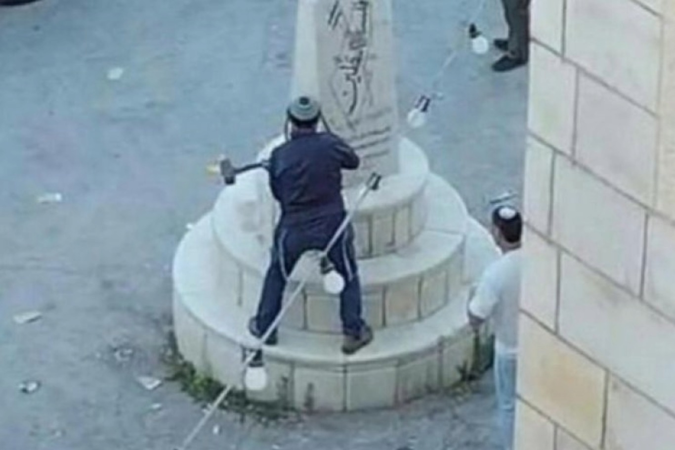 نائب صهيوني متطرف يحطم نصباً تذكارياً فلسطينياً في نابلس