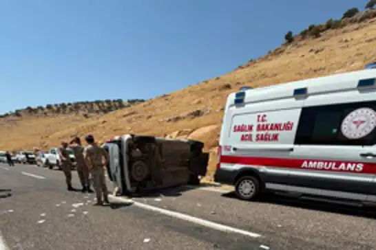 Mardin’de hafif ticari araç takla attı: Bir ölü bir yaralı 