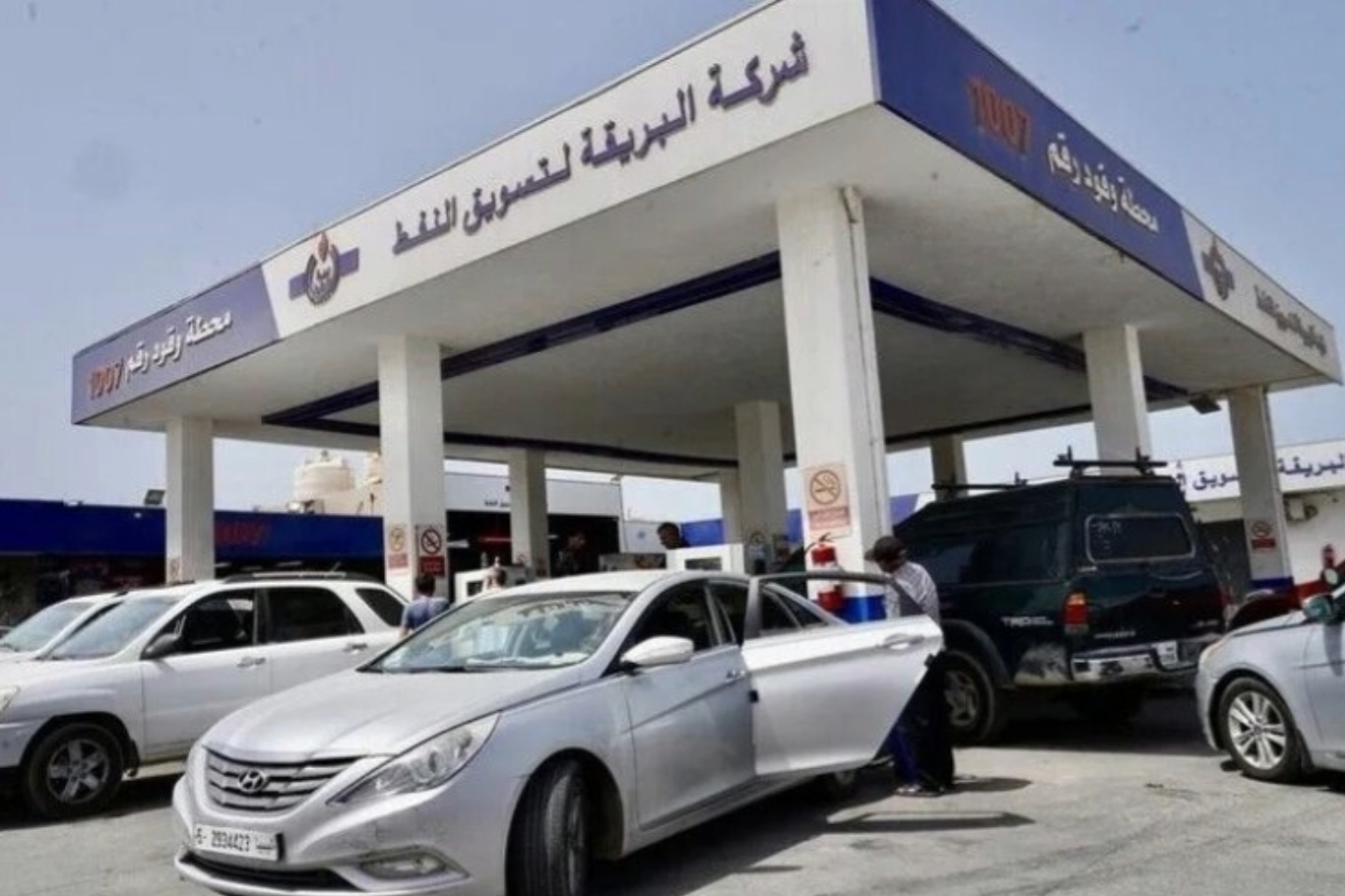 رغم غناها بالنفط ..ليبيا تواجه أزمة وقود خانقة