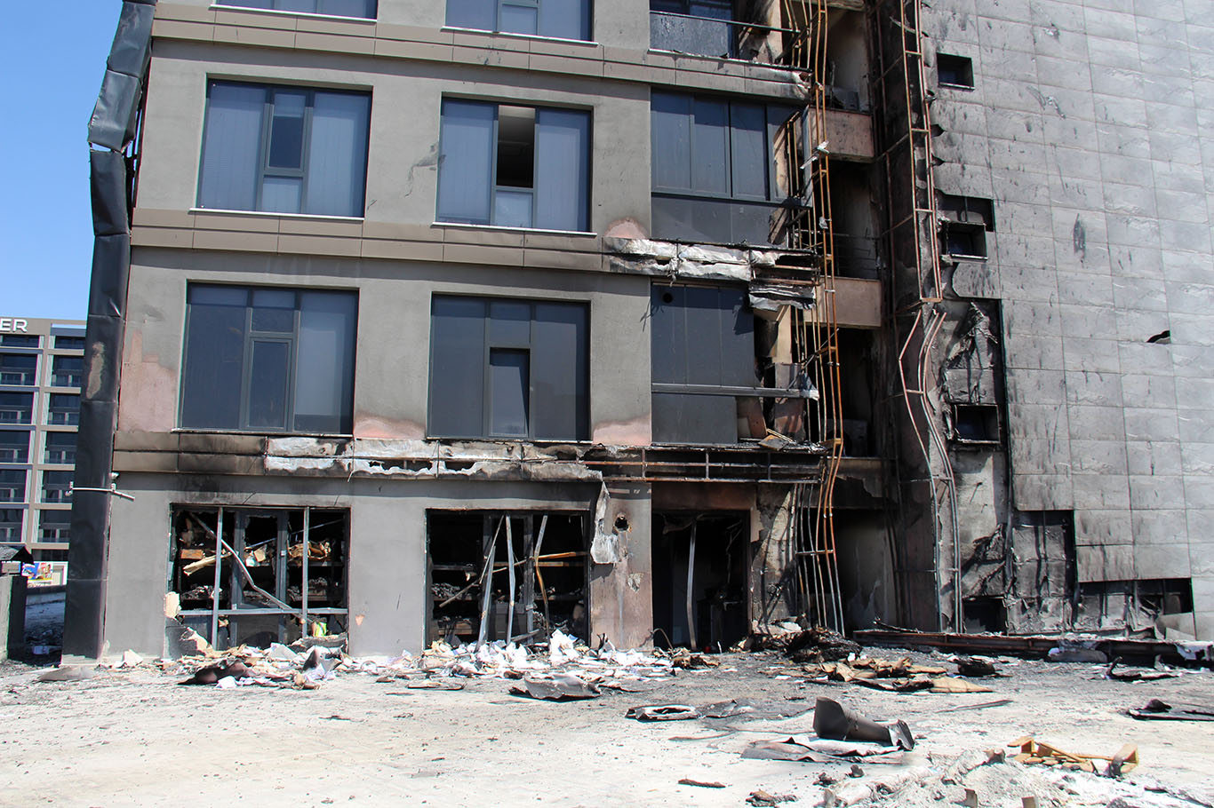 Diyarbakır'daki plaza yangınına ilişkin firma yetkilisinden açıklama: Önceliğimiz can güvenliğiydi