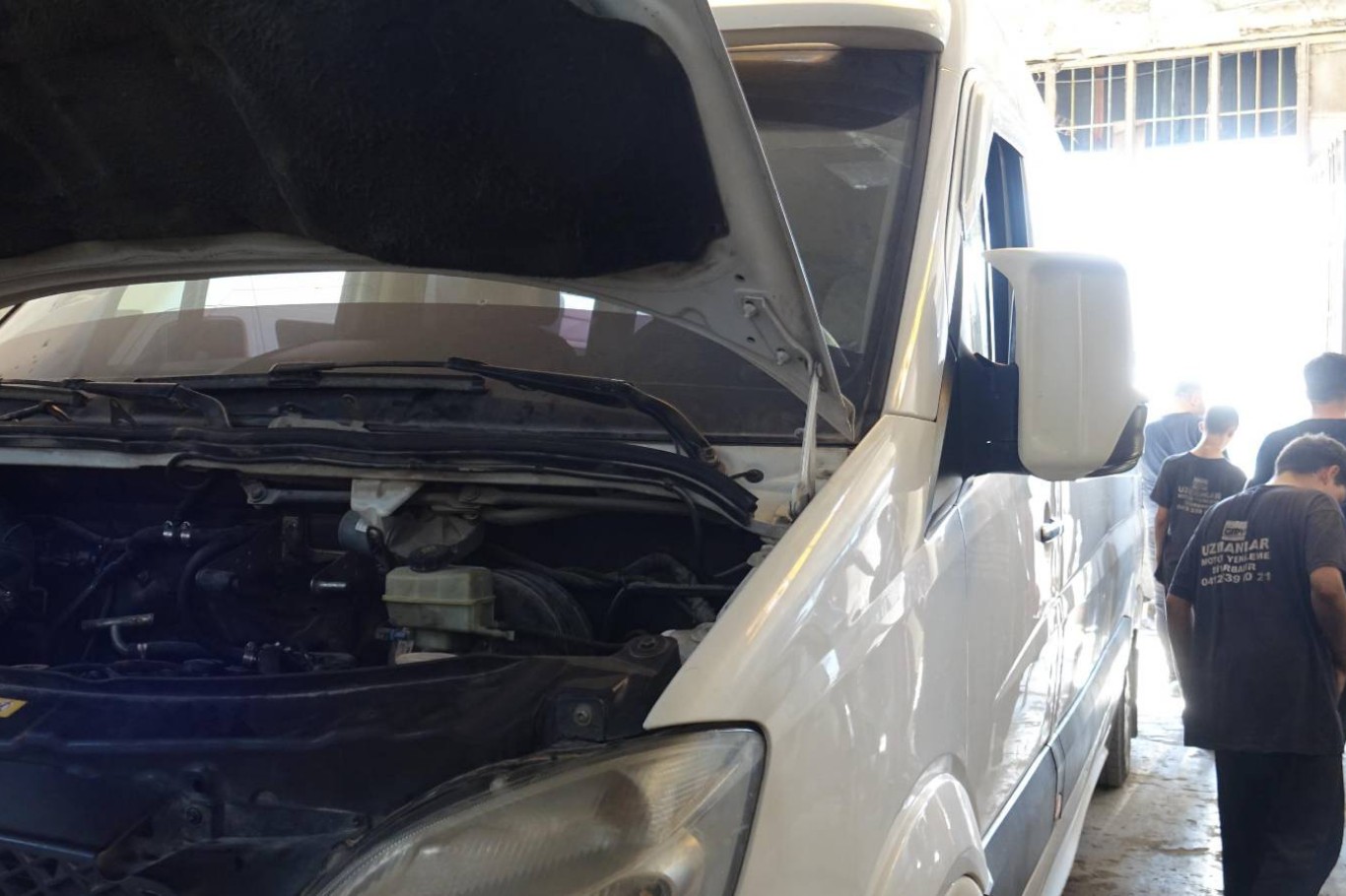 Mardin’de kavurucu sıcaklar araçları da vurdu: Hararet ve bozuk yollar sürücüleri sanayiye mahkum etti
