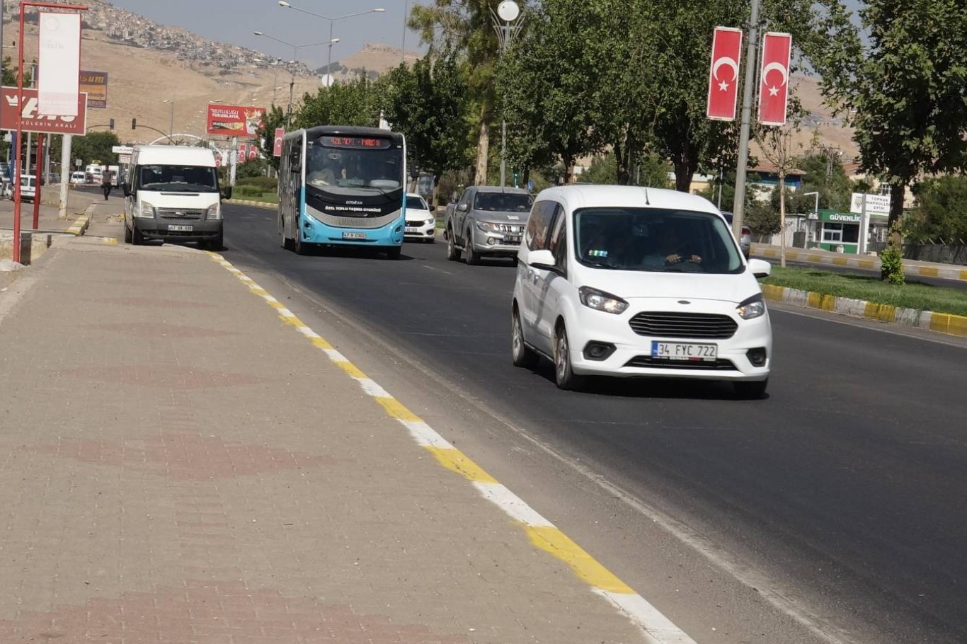 Mardin’de kavurucu sıcaklar araçları da vurdu: Hararet ve bozuk yollar sürücüleri sanayiye mahkum etti