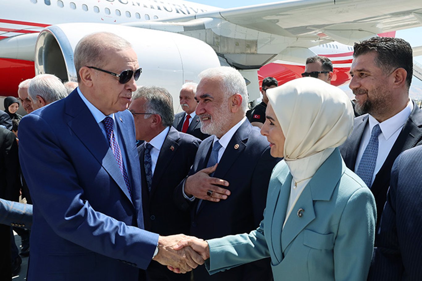 Cumhurbaşkanı Recep Tayyip Erdoğan, Malazgirt Zaferi’nin 955. yıl dönümü kutlama törenleri kapsamında Bitlis’in Ahlat ilçesinde düzenlenen etkinliğe katıldı.
