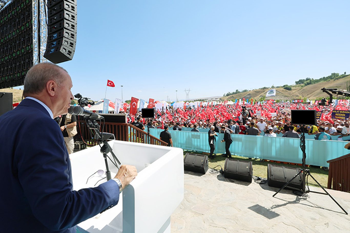 Cumhurbaşkanı Recep Tayyip Erdoğan, Malazgirt Zaferi’nin 955. yıl dönümü kutlama törenleri kapsamında Bitlis’in Ahlat ilçesinde düzenlenen etkinliğe katıldı.