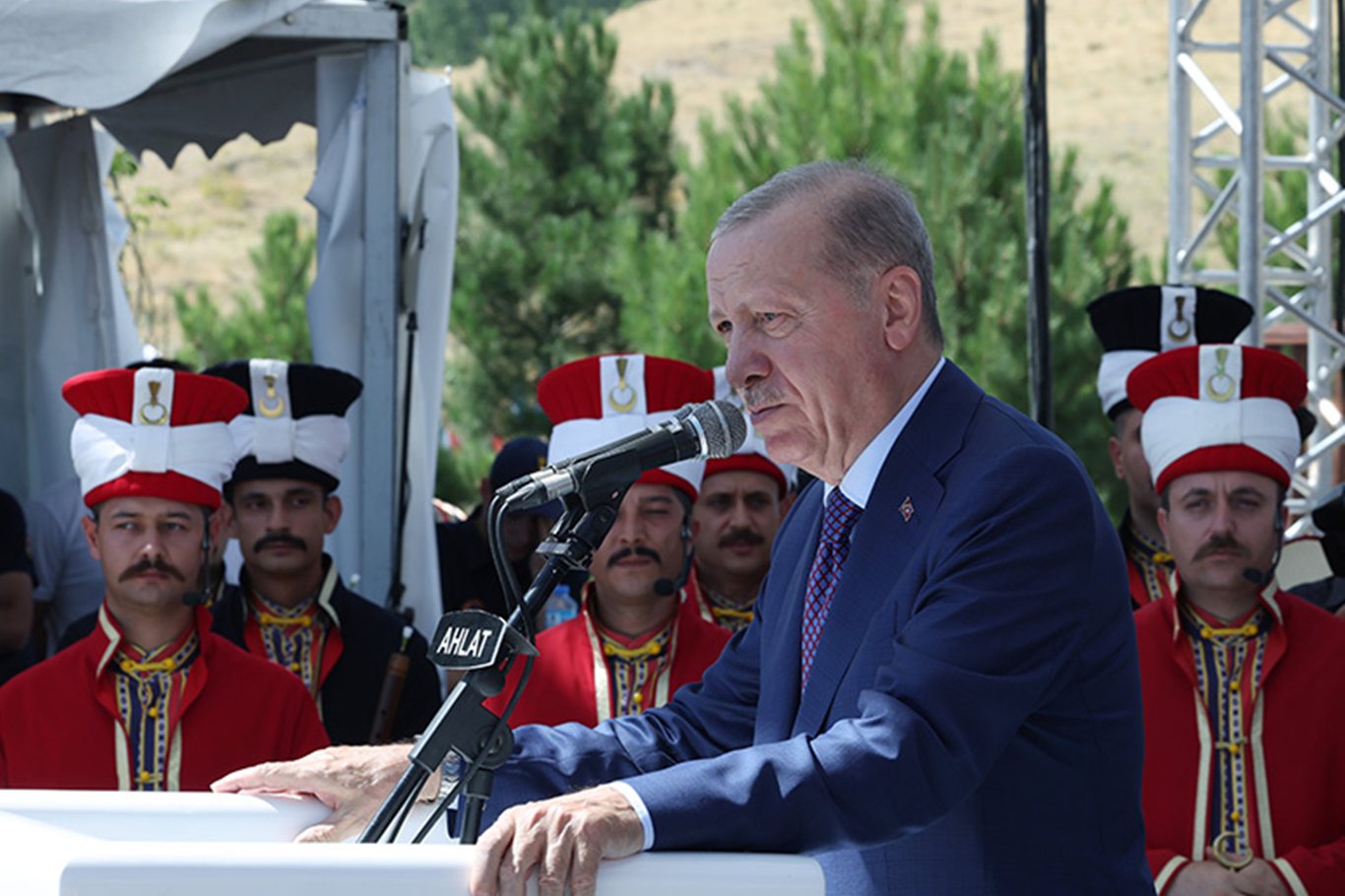 Cumhurbaşkanı Recep Tayyip Erdoğan, Malazgirt Zaferi’nin 955. yıl dönümü kutlama törenleri kapsamında Bitlis’in Ahlat ilçesinde düzenlenen etkinliğe katıldı.