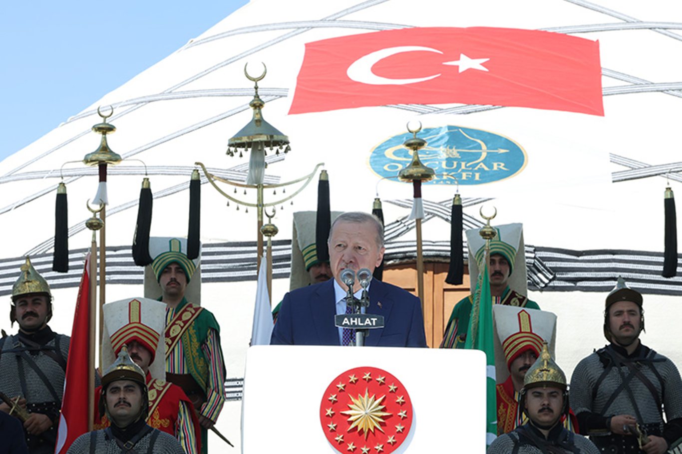 Cumhurbaşkanı Recep Tayyip Erdoğan, Malazgirt Zaferi’nin 955. yıl dönümü kutlama törenleri kapsamında Bitlis’in Ahlat ilçesinde düzenlenen etkinliğe katıldı.