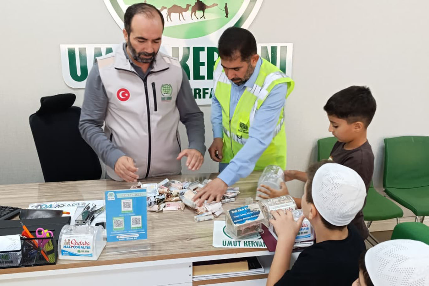 Şanlıurfa'da çocuklardan Şifa Hastanesi'ne kumbaralı destek
