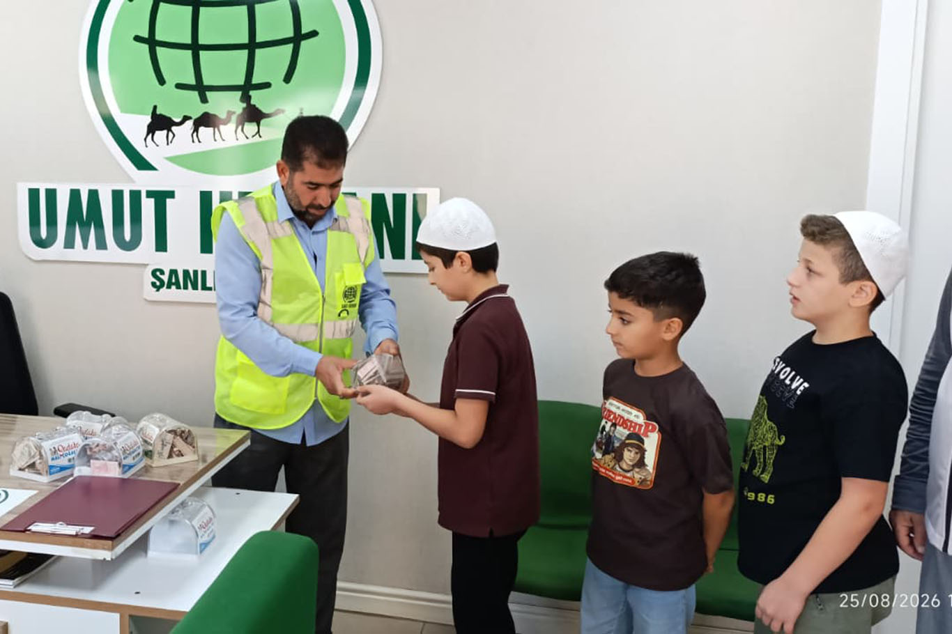 Şanlıurfa'da çocuklardan Şifa Hastanesi'ne kumbaralı destek