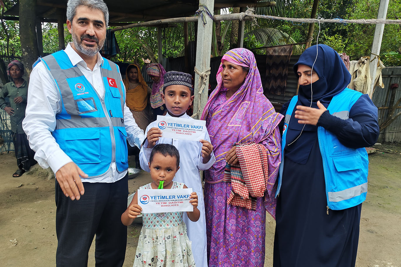 Weqfa Êtîman li Bangladeşê malbatên êtîm bi tenê nahêle