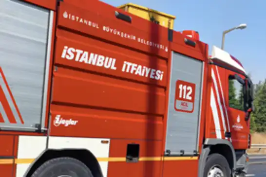İstanbul'da oto galeride yangın: 3 araç yandı