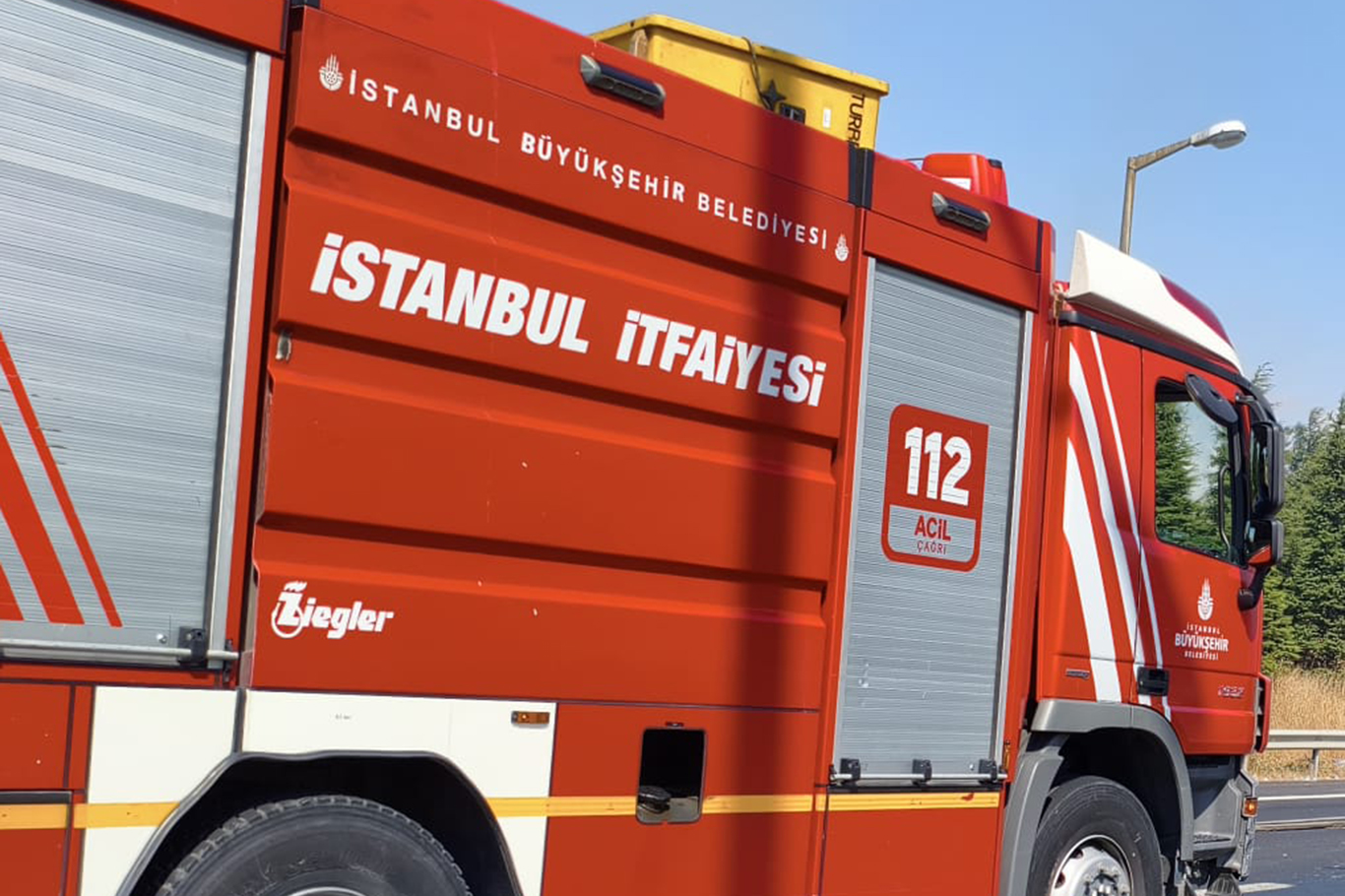 Li Stenbolê agir bi firoşgehek wesayîtan ket: 3 wesayît şewitîn