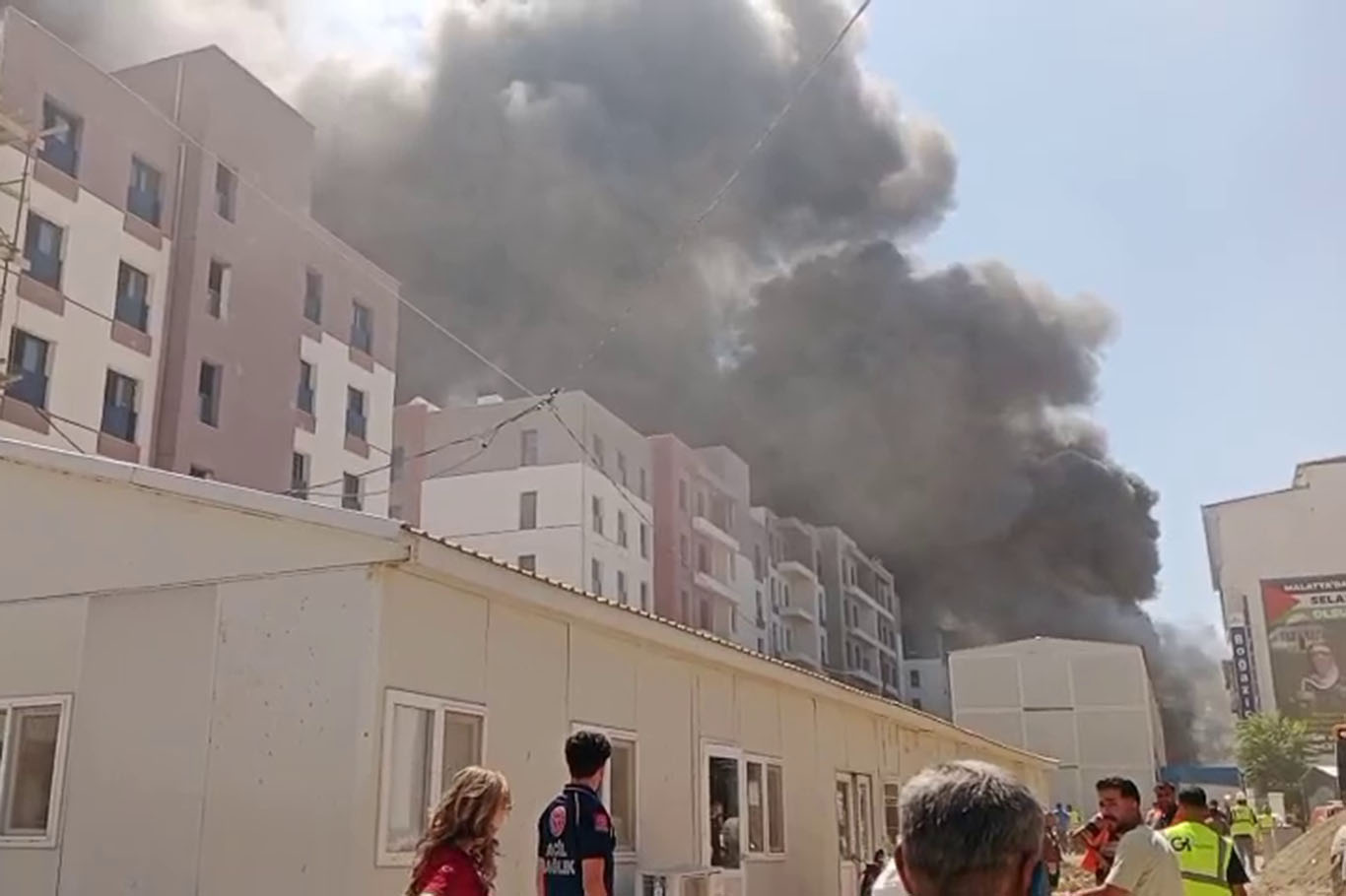 TOKİ rezerv alanındaki konteyner yangını konutlara da sıçradı
