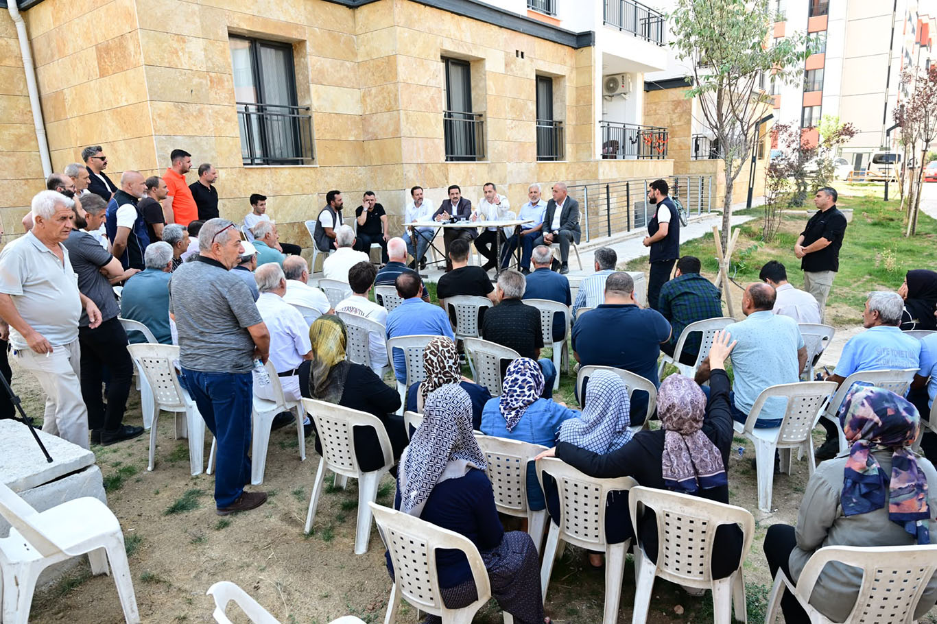 Deprem sonrası yenilenen Zafer Mahallesi'nde talepler dinlendi
