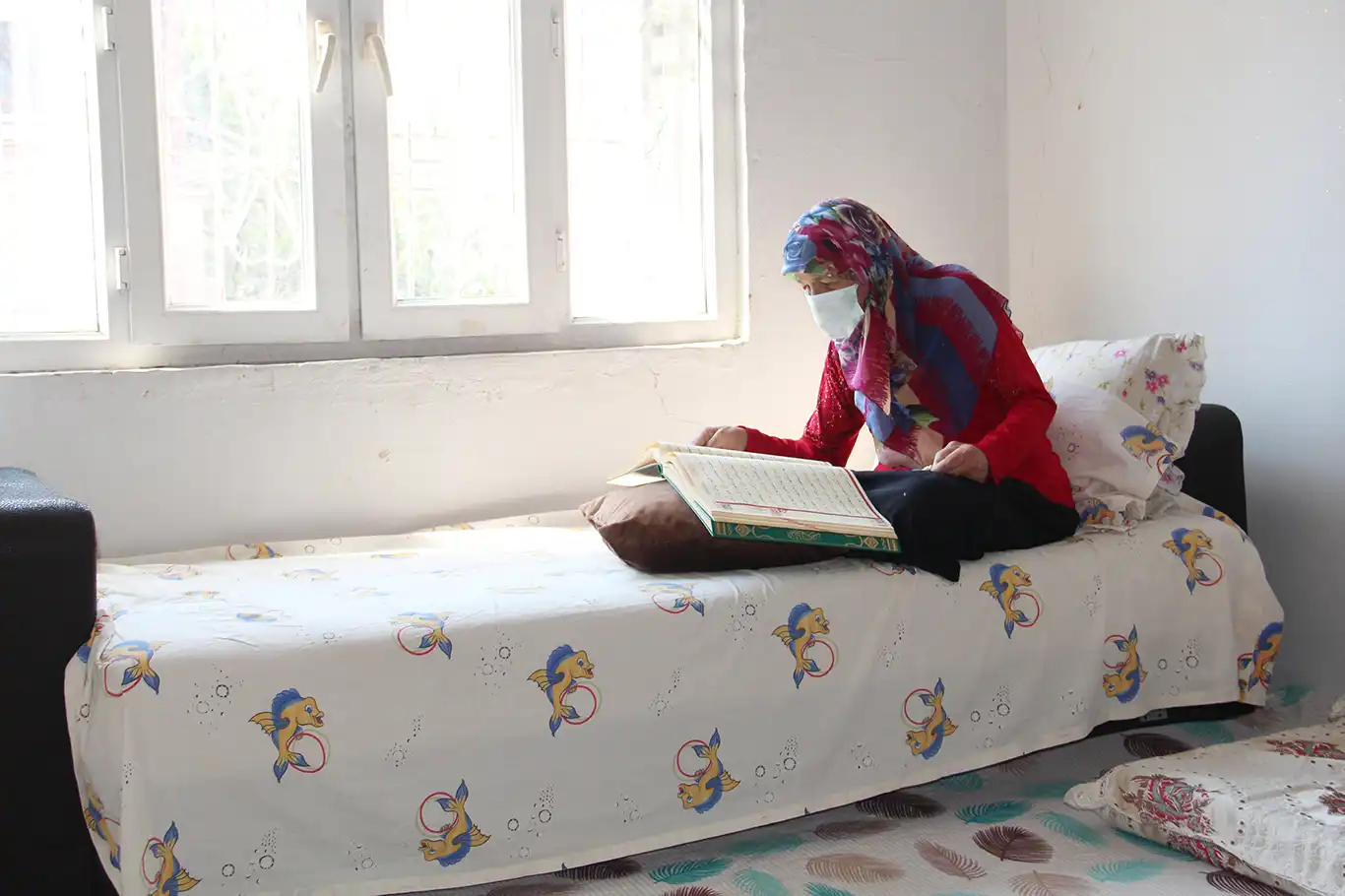 Kanser hastası kadının en büyük üzüntüsü gözlerinden dolayı Kur'an okuyamamak