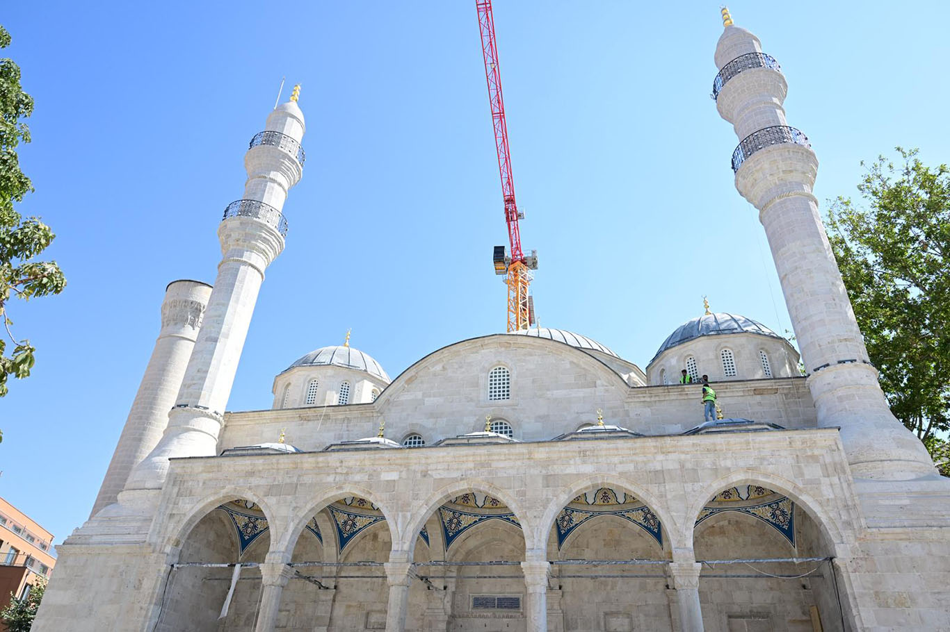 Depremde yıkılan tarihi Yeni Camii'nin yeniden inşasında sona gelindi