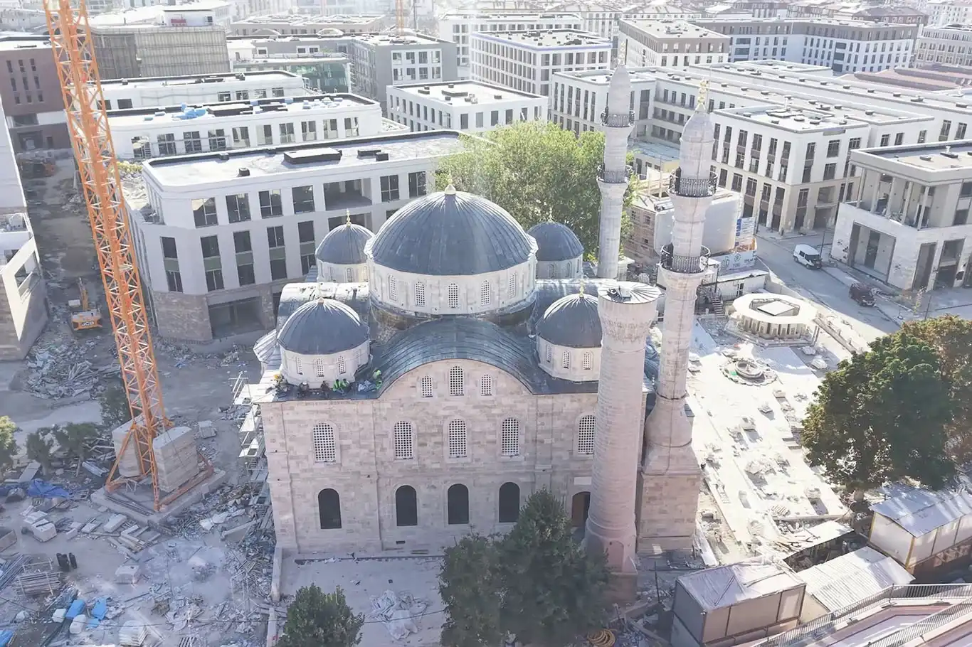 Depremde yıkılan tarihi Yeni Camii'nin inşasında sona gelindi