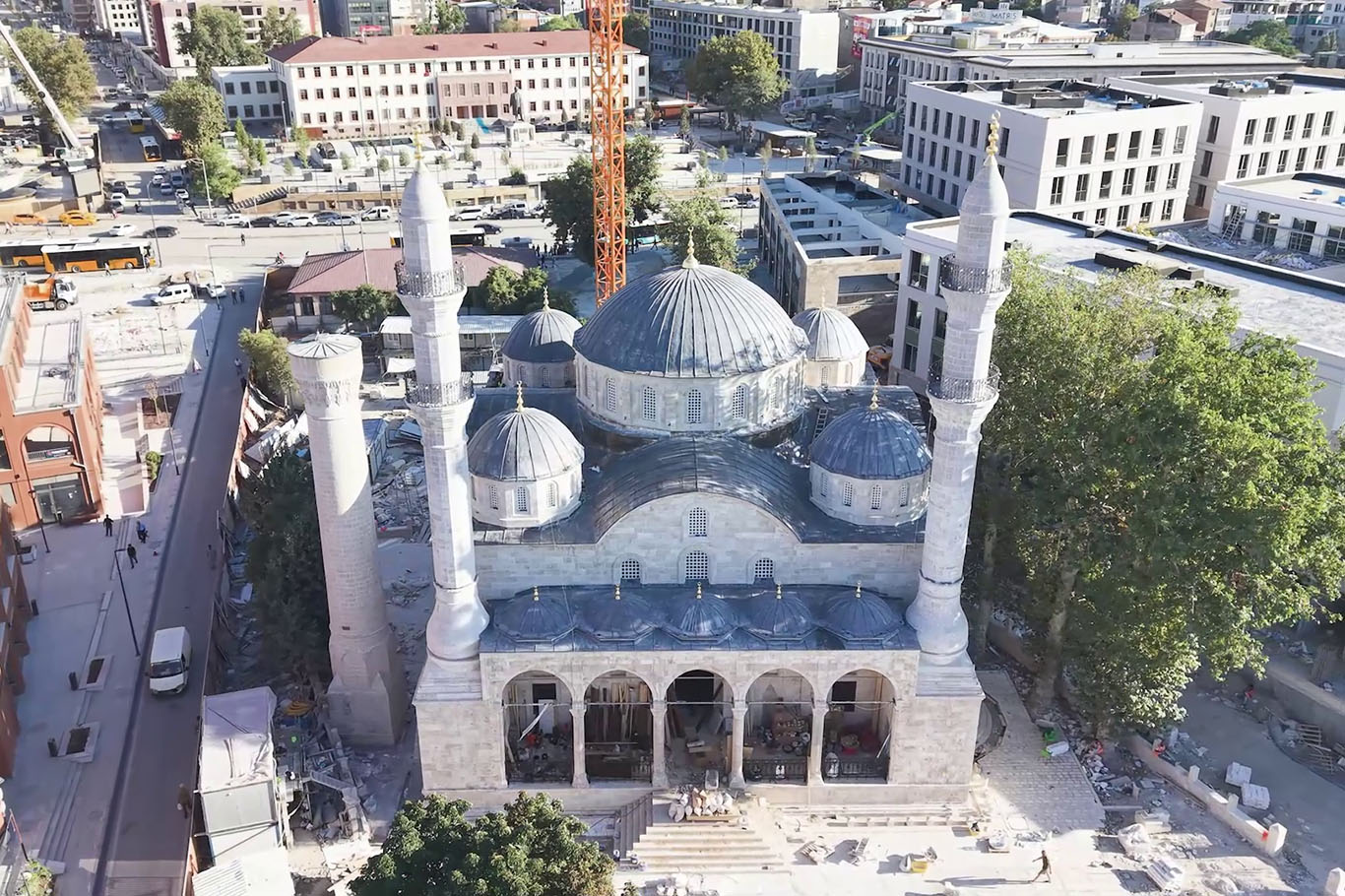 Depremde yıkılan tarihi Yeni Camii'nin yeniden inşasında sona gelindi