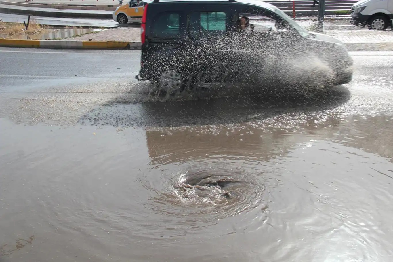 İstanbul’da sağanak yağış kazalara yol açtı