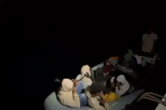 Aydın açıklarında 13 düzensiz göçmen ile 1 göçmen kaçakçılığı şüphelisi yakalandı