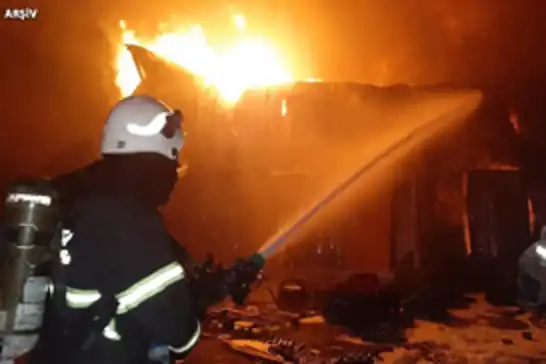 Antalya’da balıkçı barınağında yangın: 20’den fazla tekne alev aldı