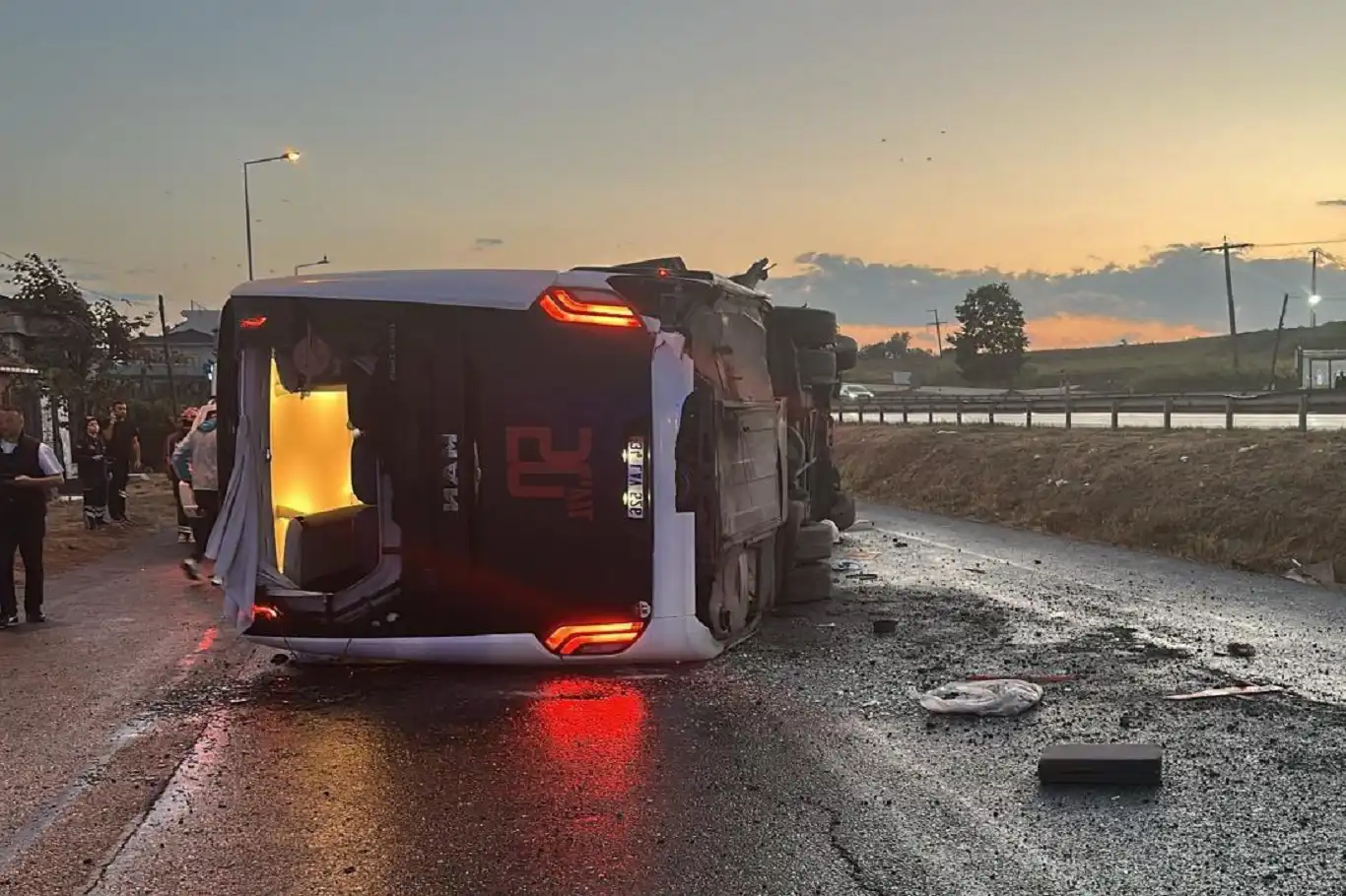 İstanbul Büyükçekmece'de servis otobüsü devrildi: 15 kişi yaralandı