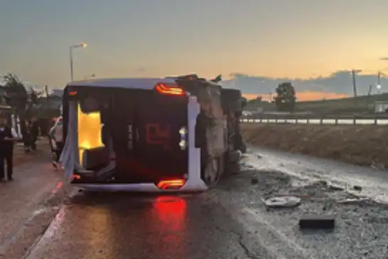 İstanbul Büyükçekmece'de servis otobüsü devrildi: 15 kişi yaralandı