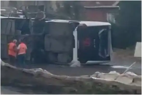 Servis otobüsü devrildi: 18 yaralı
