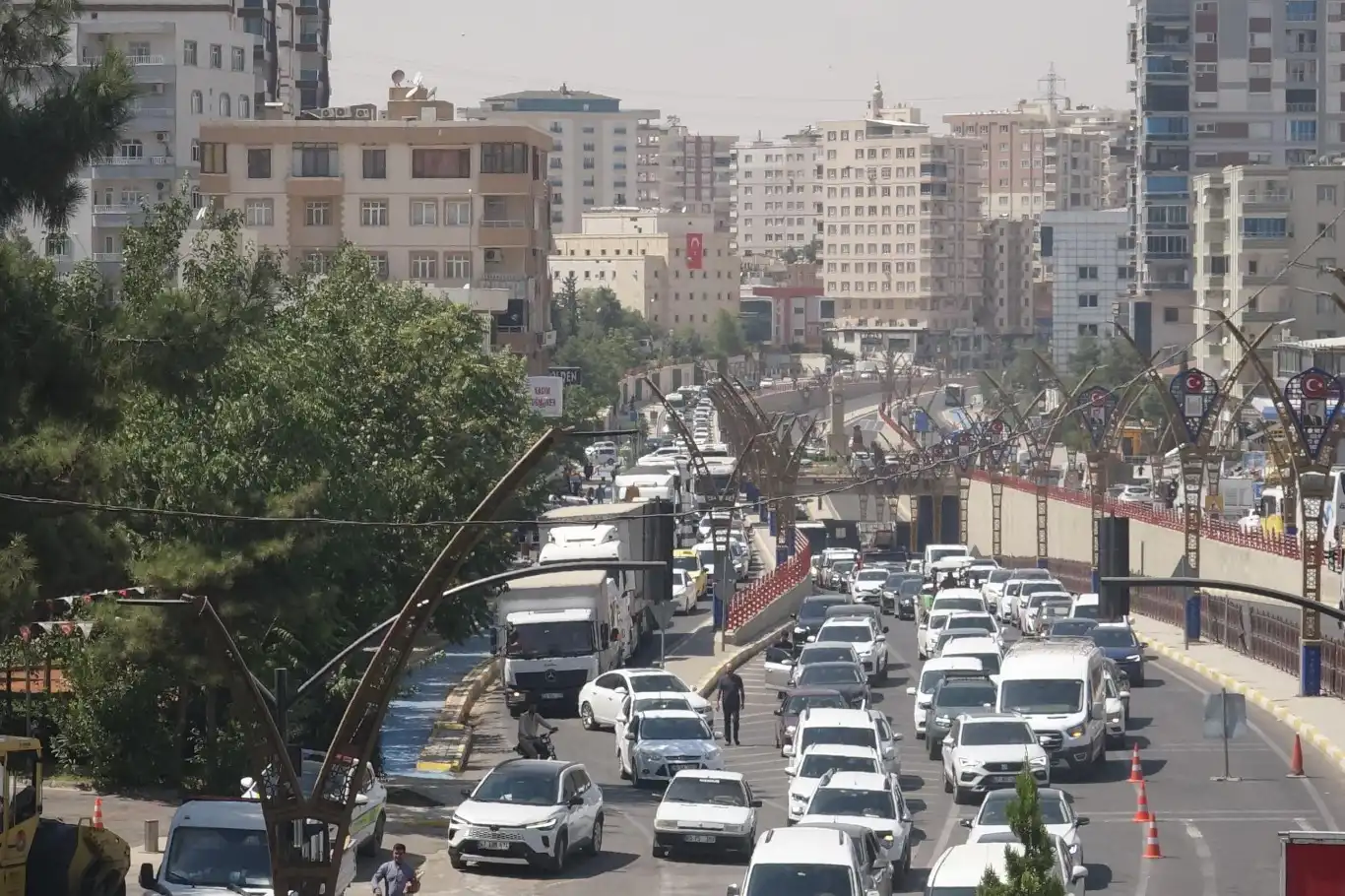 Mardin’in en işlek yolunda gündüz vakti asfalt çalışması