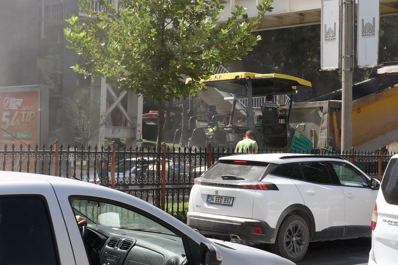 Mardin’in en işlek yolunda gündüz vakti asfalt çalışması: Metrelerce araç kuyruğu oluştu